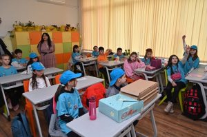 МОН гарантира: Чуждоезиковото обучение остава, търси се баланс с българския език и математиката