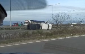 Автовоз се обърна край Нови Искър, движението е в една лента