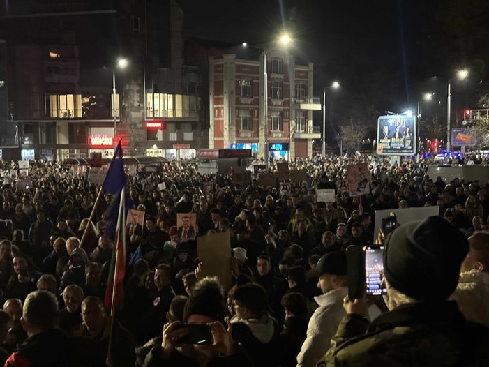 Напрежение между организатори: Сблъсъци в началото на протеста в Пловдив