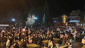 Напрежение във Велико Търново: Бомбички и сблъсък на мнения на протеста