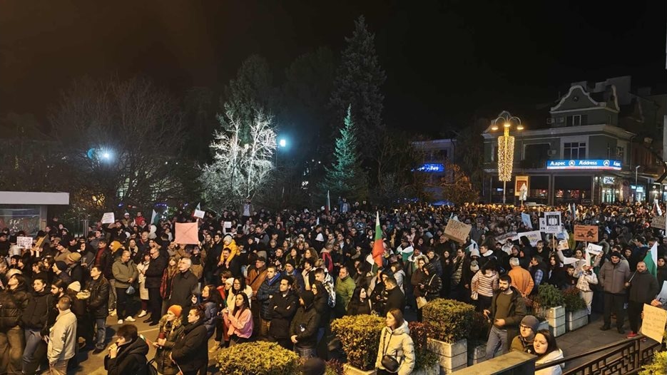 Напрежение във Велико Търново: Бомбички и сблъсък на мнения на протеста