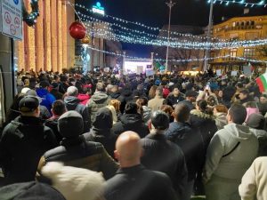 Десет хиляди протестиращи изпълниха центъра на Бургас с искане за оставка