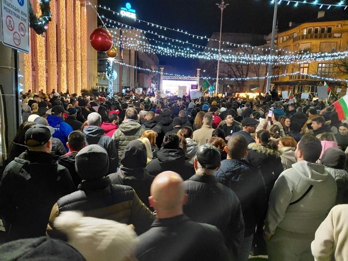 Десет хиляди протестиращи изпълниха центъра на Бургас с искане за оставка