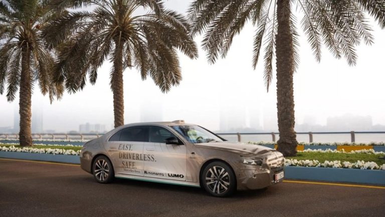 S-класите на Mercedes-Benz стават роботизирани таксита без шофьор в Абу Даби