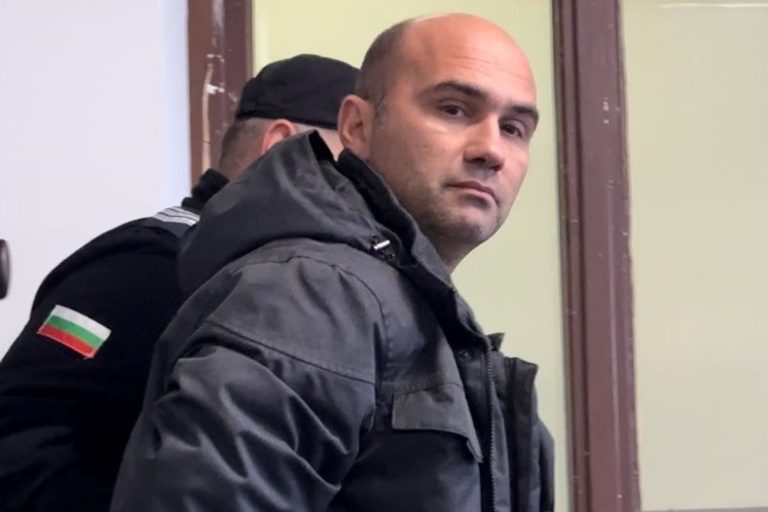 Подсъдимият за блудство Димитър Дардов съди затвора за 25 000 лв. обезщетение Подсъдимият за блудство Димитър Дардов съди затвора за 25 000 лв. обезщетение