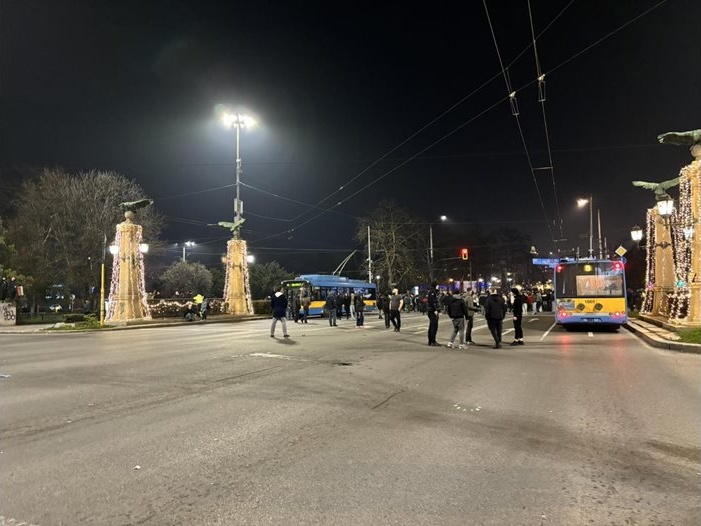 Напрежение в София: Орлов мост и Цариградско шосе блокирани след антиправителствен протест