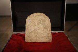 Открадната преди 30 години оброчна плочка "Тракийски конник" се завърна в Разград