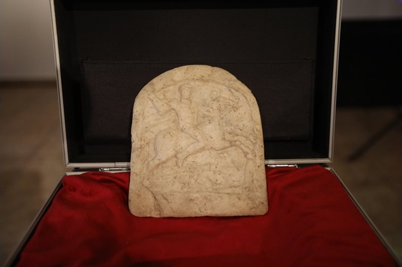 Открадната преди 30 години оброчна плочка "Тракийски конник" се завърна в Разград