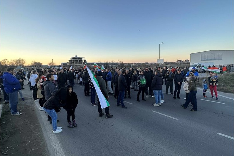 Над 100 пловдивчани блокираха Околовръстното: „Махнете мантинелите!“