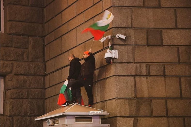 Обрат за 21 часа: Оставката на правителството шокира политици и протестиращи