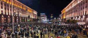 Меметата станаха вайръл, социологията мери минус 25% и протестите продължават