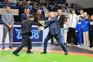 Елитът на България се събра в Самоков за Купата на корейския посланик