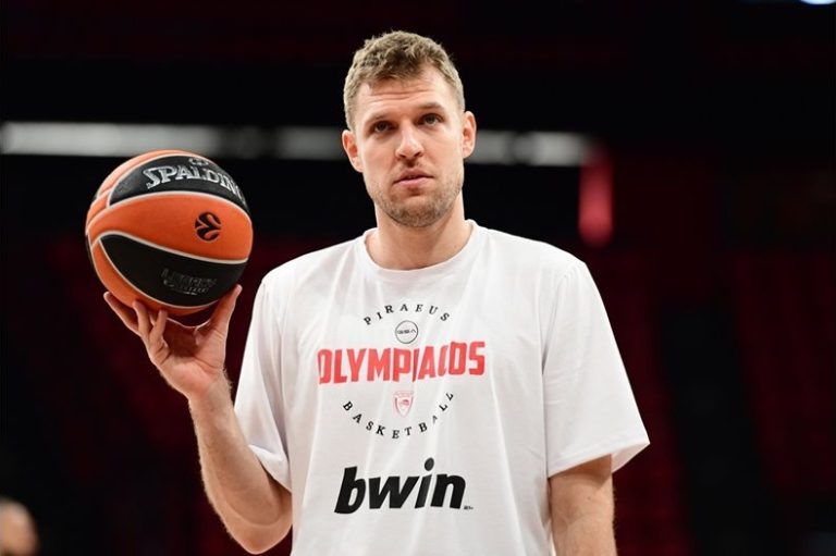 Александър Везенков с MVP представяне и дабъл-дабъл при десета поредна победа на Олимпиакос Александър Везенков с MVP представяне и дабъл-дабъл при десета поредна победа на Олимпиакос