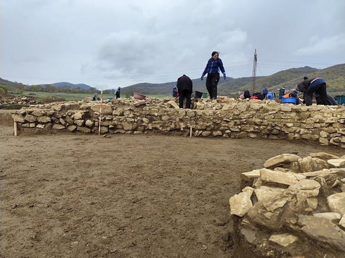 Тракийска могила и раннохристиянска църква открити под трасе на газопровод