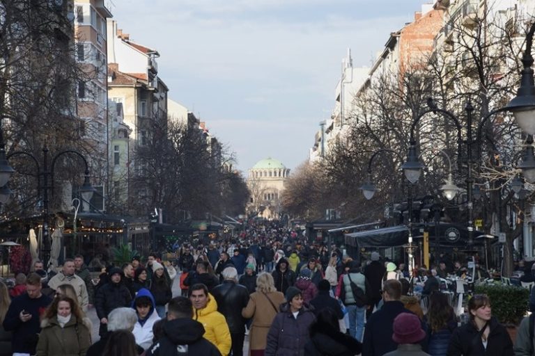 България влиза в 2026 г. без бюджет: Бизнесът вдига минималната заплата, чиновниците остават с по-ниска България влиза в 2026 г. без бюджет: Бизнесът вдига минималната заплата, чиновниците остават с по-ниска