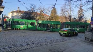 Трамвай дерайлира на площад „Журналист“ в София, движението е спряно