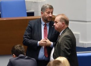 Две години по-късно: Парламентът не се разпуска въпреки липсата на кабинет