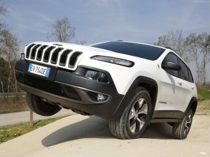 Защо при 4х4 автомобилите трябва да се сменят всички гуми едновременно?