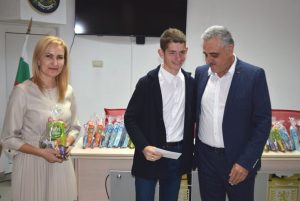 Община „Марица“ подкрепи 265 деца в неравностойно положение с по 200 лв. за Коледа