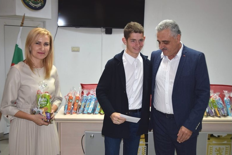 Община „Марица“ подкрепи 265 деца в неравностойно положение с по 200 лв. за Коледа