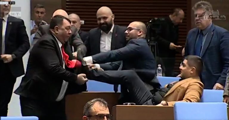 Парламентарен скандал: Ритници и обиди в Народното събрание