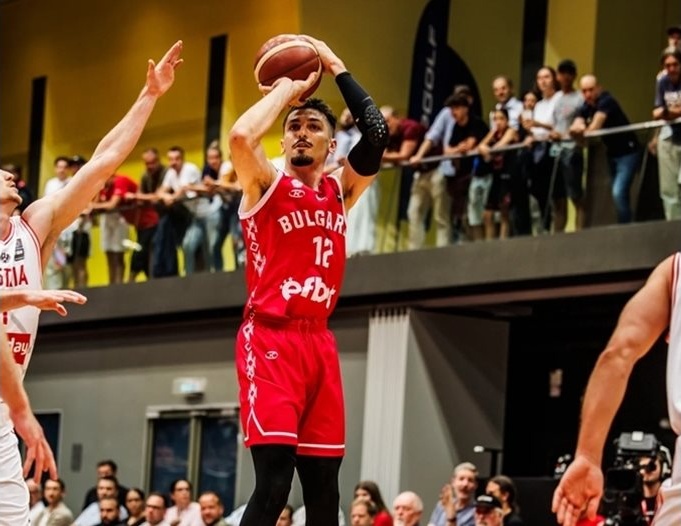 Борислав Младенов с дабъл-дабъл за убедителна победа на „Виена Баскет“