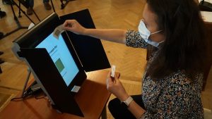 Машинното гласуване: Стъпка напред, но старият модел остава