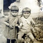 Фотозагадка от „24 часа“: Кое е момчето с колелото – всенароден любимец без награди приживе?