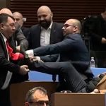 „Мачкай, Кобра”: Сбиване в Народното събрание ескалира парламентарното напрежение