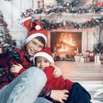 Коледна магия: Братчетата Станислав и Теодор очакват Дядо Коледа с песни и украса