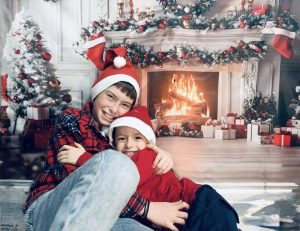 Коледна магия: Братчетата Станислав и Теодор очакват Дядо Коледа с песни и украса