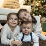 Сестрите Яна и Белослава и братчето Калин чакат Дядо Коледа в конкурса „Дете под елхата“