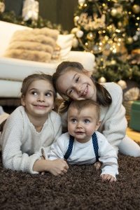 Сестрите Яна и Белослава и братчето Калин чакат Дядо Коледа в конкурса „Дете под елхата“
