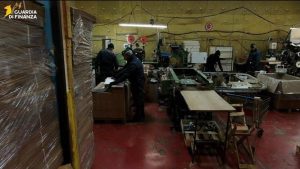 Разкриха нелегална фабрика за цигари в Италия с българско участие