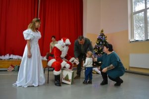 Дядо Коледа зарадва деца и приемни родители в Павликени