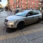 Драматично паркиране в София: Шофьор за малко не блъсна пешеходци на оживено кръстовище