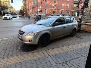 Драматично паркиране в София: Шофьор за малко не блъсна пешеходци на оживено кръстовище