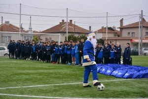 Нестандартен Син Дядо Коледа в Бургас: Подкрепа за "Черноморец" и болно дете