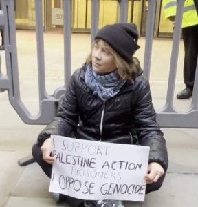 Грета Тунберг арестувана в Лондон за подкрепа на забранена палестинска организация