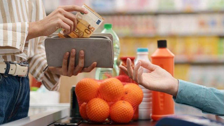 Lidl запазва цените: Свински врат и пуйка на нива от 2024 г. за празниците
