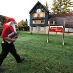 Влизане в ролята на Дядо Коледа: Училището на Чарлз У. Хауърд поддържа магията жива