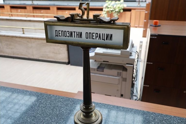 Банките преливат от левове преди еврото: 2,9 млрд. лв. внесени за месец
