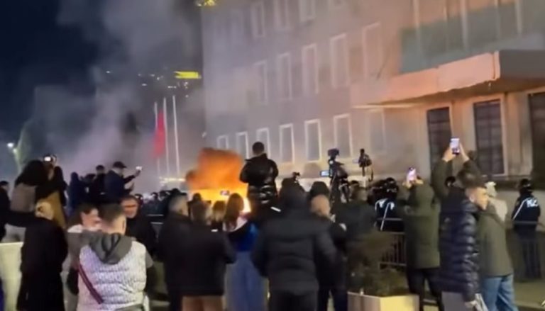 Четирима арестувани след протест в Тирана с хвърляне на "Молотов" Четирима арестувани след протест в Тирана с хвърляне на "Молотов"