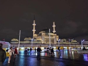 Студена вълна обхваща Турция: Сняг в Истанбул и Анкара