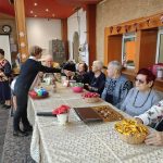 Коледен дух в Добрич: Възрастни репетират песен, докато домът им се обновява