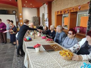 Коледен дух в Добрич: Възрастни репетират песен, докато домът им се обновява