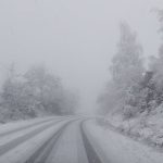 Интензивен снеговалеж и минусови температури на проходите Шипка и Хаинбоаз