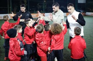 Играчи на ЦСКА зарадваха най-малките таланти от школата