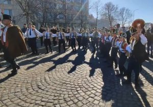 Ямбол оглася тропотът на уникалния коледарски буенек за Рождество Христово