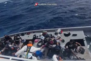 Гръцката брегова охрана спаси близо 400 мигранти край остров Гавдос